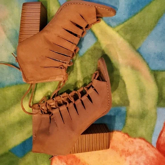 👢6.5 Altar’d State Vegan Light Brown Heels - Picture 2 of 11